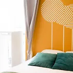 Green Apartment Near Montmartre And Opera